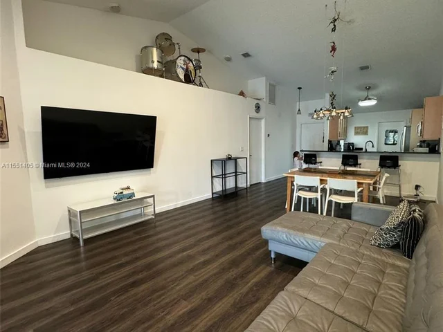 6027 NW 91st Ave, Tamarac FL 33321