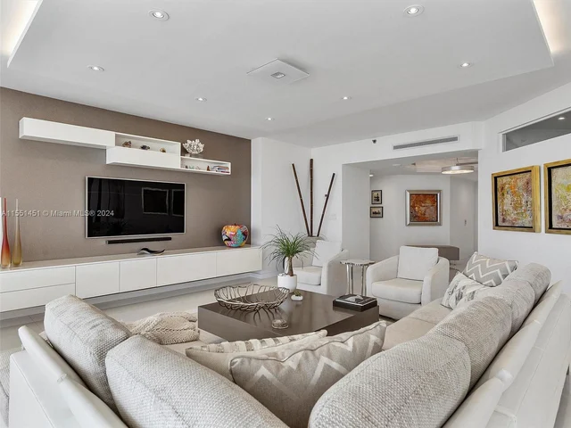 19500 Turnberry Way, Unit 18A, Aventura FL 33180