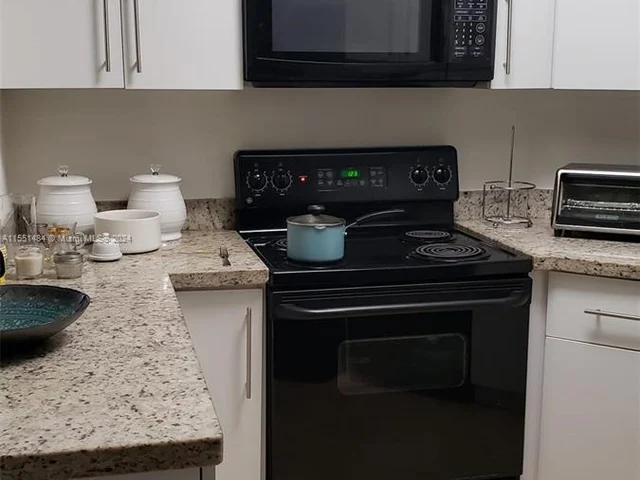 8323 Lake Dr # 405, Doral FL 33166