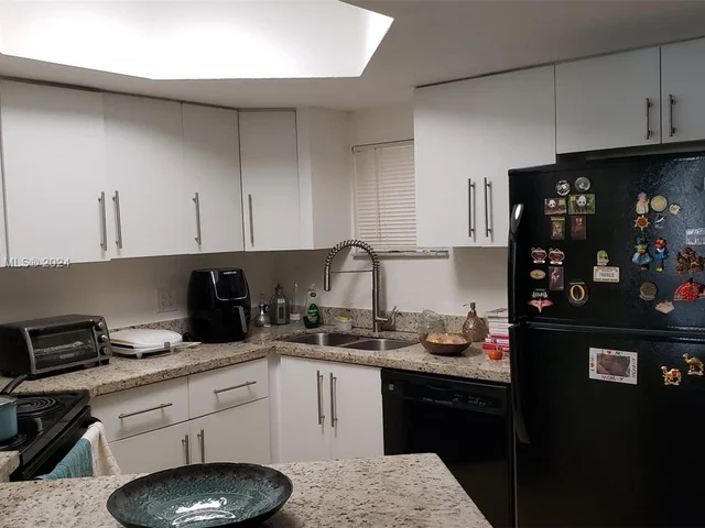 8323 Lake Dr # 405, Doral FL 33166