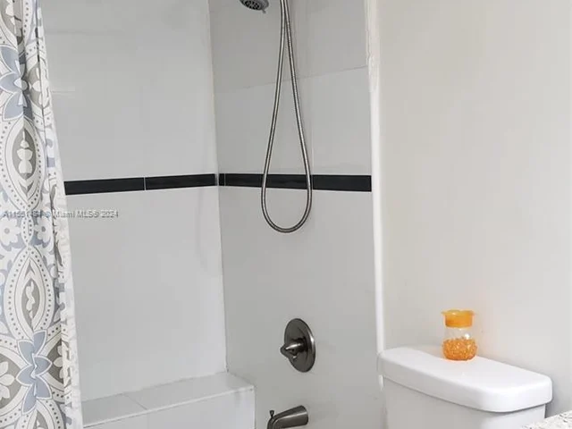 8323 Lake Dr # 405, Doral FL 33166