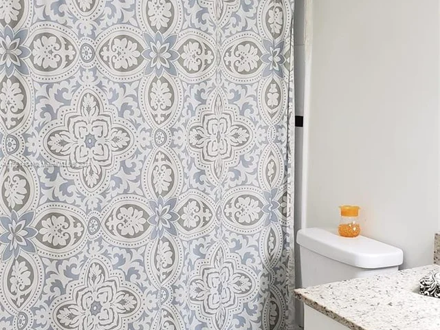 8323 Lake Dr # 405, Doral FL 33166