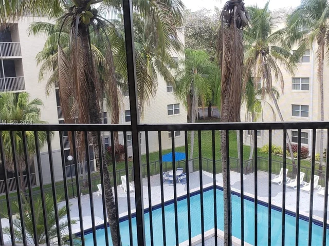 8323 Lake Dr # 405, Doral FL 33166