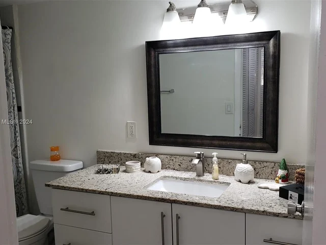 8323 Lake Dr # 405, Doral FL 33166