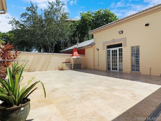 8323 Lake Dr # 405, Doral FL 33166