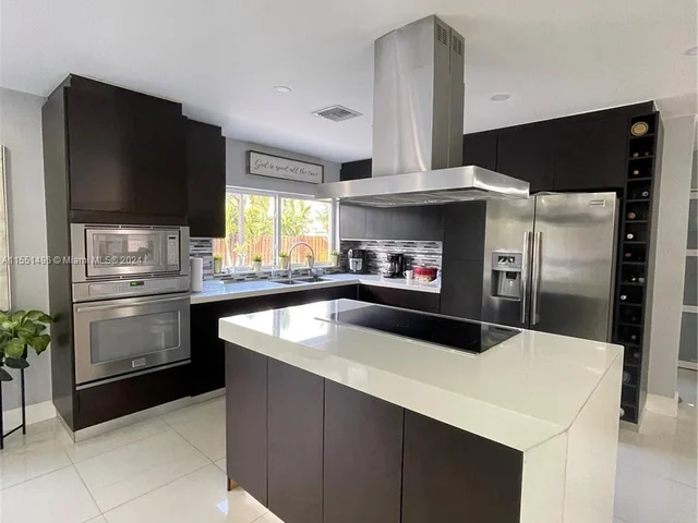 6901 NW 82nd Ct, Tamarac FL 33321