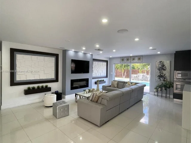 6901 NW 82nd Ct, Tamarac FL 33321