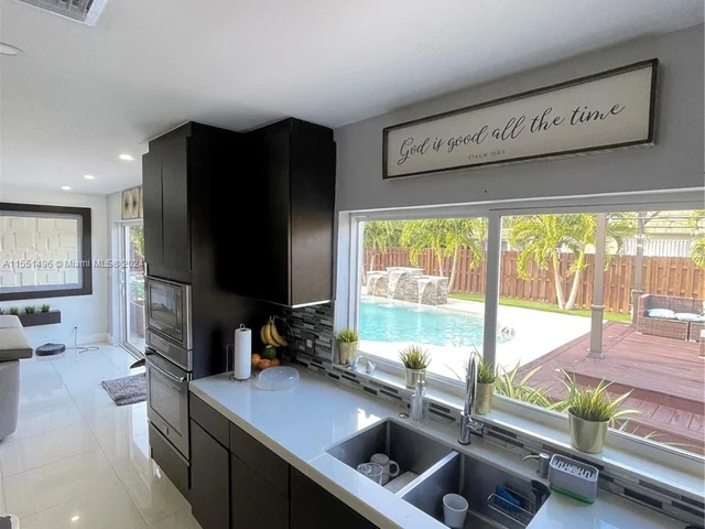 6901 NW 82nd Ct, Tamarac FL 33321