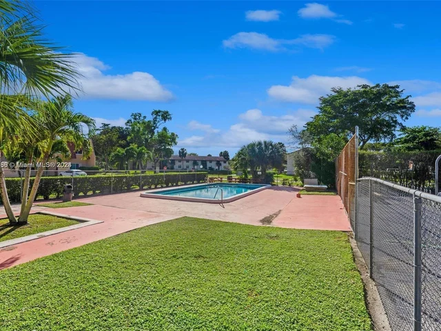 12 Meacham Ln # 12, Tamarac FL 33319