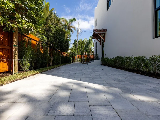 611 Sunset Rd, West Palm Beach FL 33401