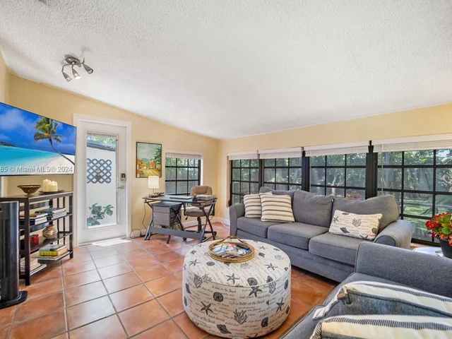 273 NE 107th St, Miami FL 33161