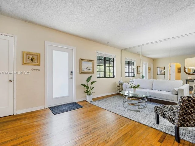 273 NE 107th St, Miami FL 33161