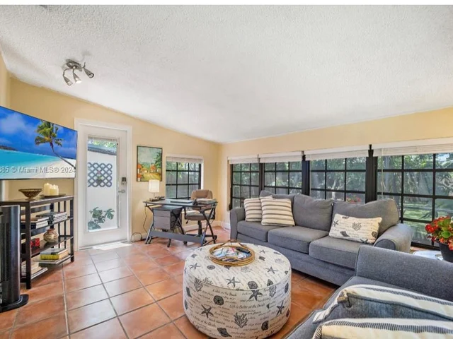 273 NE 107th St, Miami FL 33161