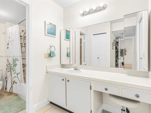 440 Lakeview Dr # 202, Weston FL 33326