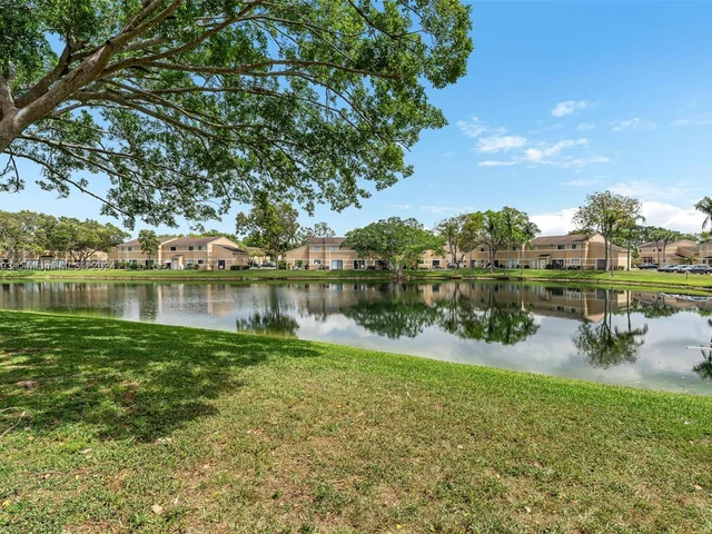 351 Palm Way # 106, Pembroke Pines FL 33025