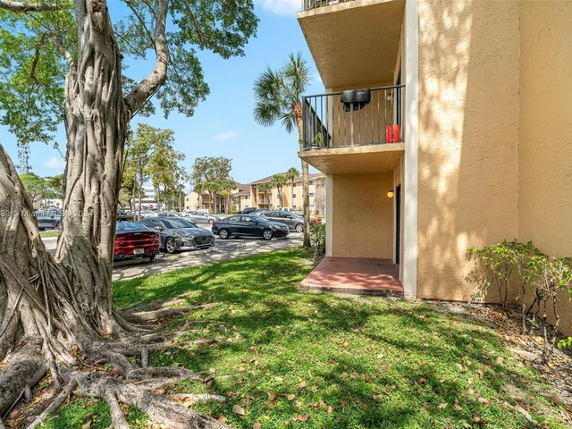 351 Palm Way # 106, Pembroke Pines FL 33025