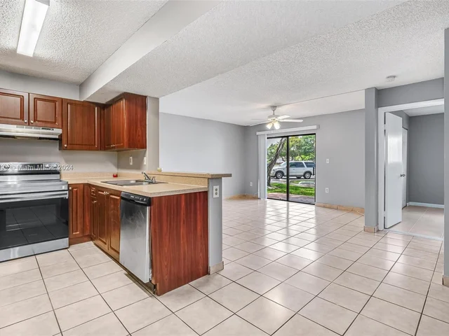 351 Palm Way # 106, Pembroke Pines FL 33025