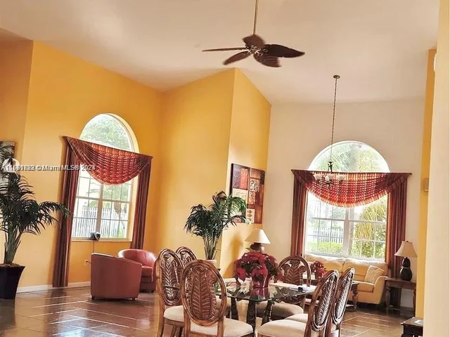 351 Palm Way # 106, Pembroke Pines FL 33025