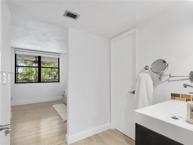 3350 NE 192nd St # B, Aventura FL 33180