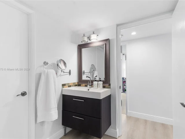 3350 NE 192nd St # B, Aventura FL 33180