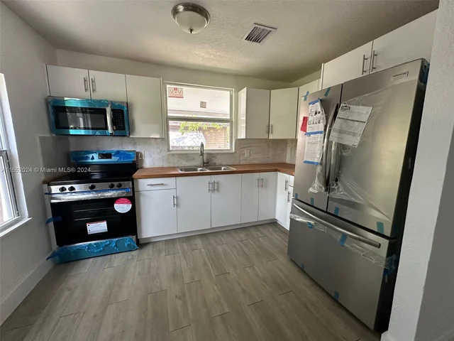 113 NE 75th St rear, Miami FL 33138