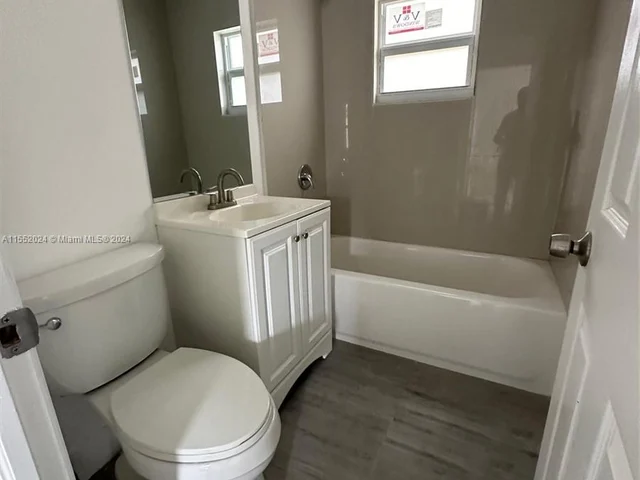 113 NE 75th St rear, Miami FL 33138