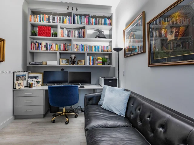 45 SW 9th St, Miami FL 33130