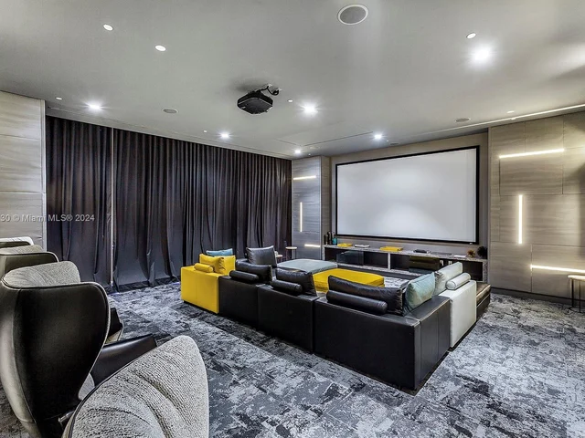 45 SW 9th St, Miami FL 33130