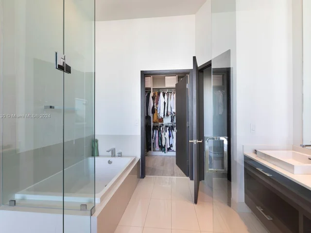 45 SW 9th St, Miami FL 33130