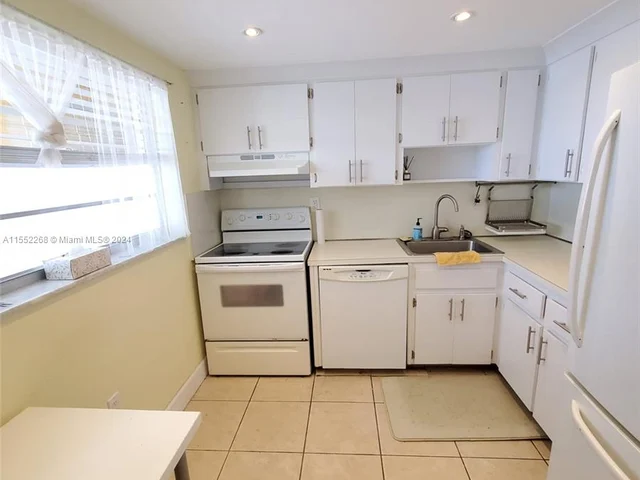 7900 Tatum Waterway Dr # 502, Miami Beach FL 33141