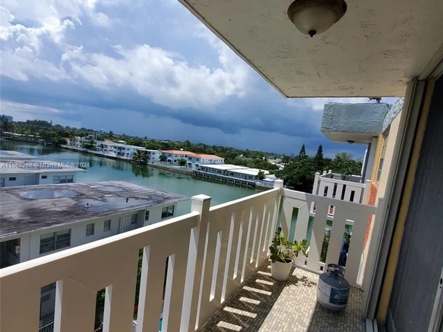 7900 Tatum Waterway Dr # 502, Miami Beach FL 33141