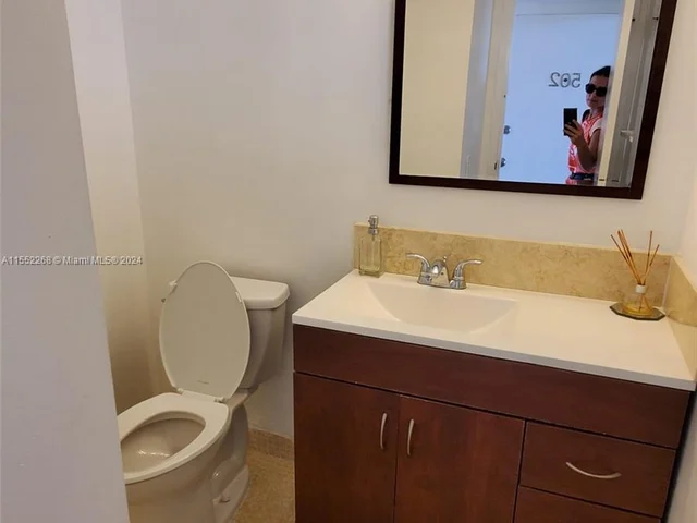 7900 Tatum Waterway Dr # 502, Miami Beach FL 33141