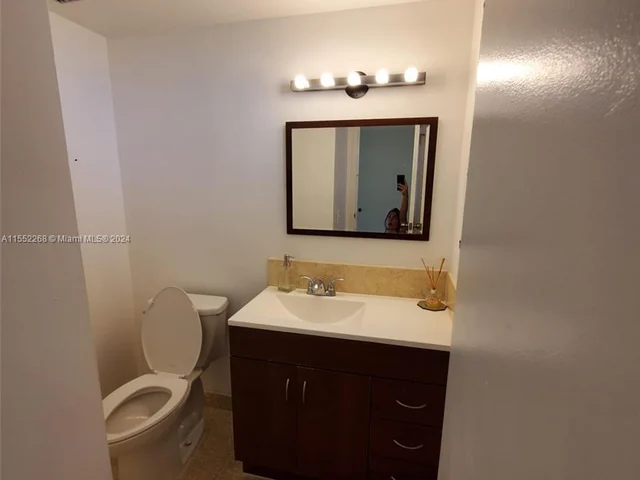 7900 Tatum Waterway Dr # 502, Miami Beach FL 33141