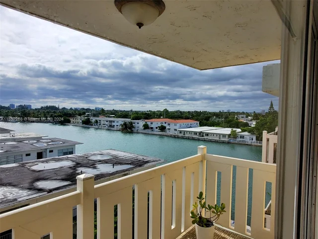 7900 Tatum Waterway Dr # 502, Miami Beach FL 33141