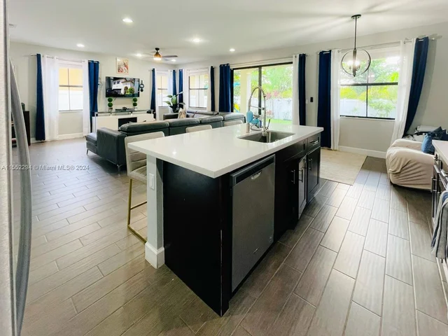 4919 NW 51st Ter, Tamarac FL 33319