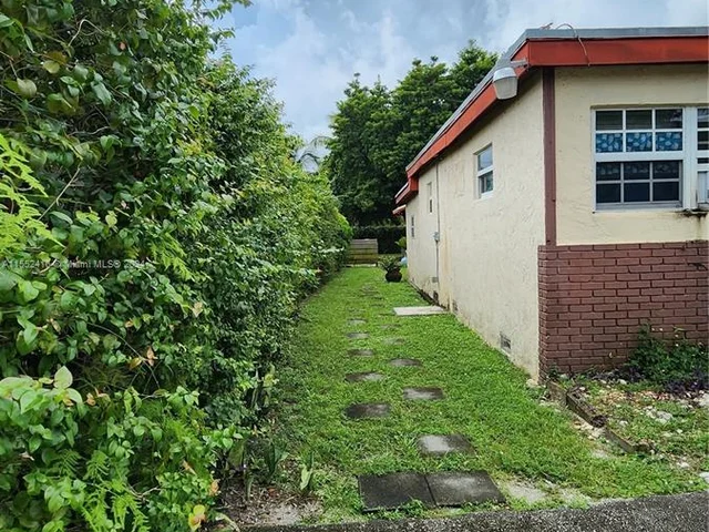 1030 NW 106th St, Miami FL 33150