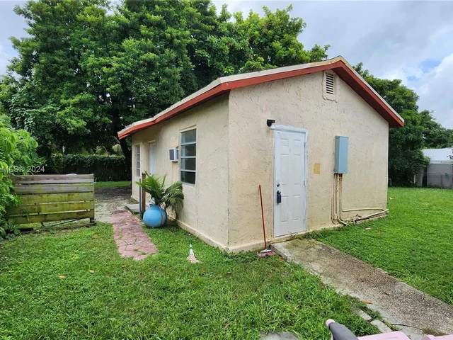 1030 NW 106th St, Miami FL 33150