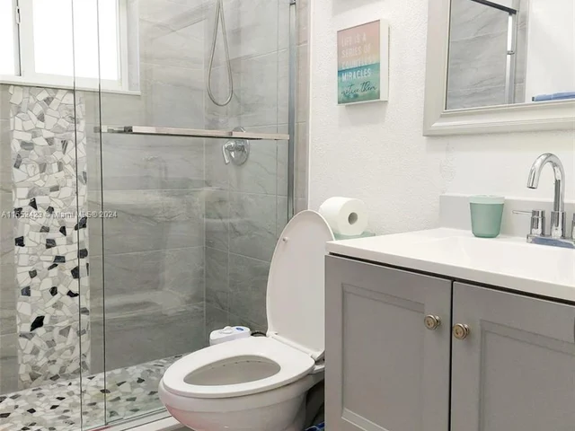 737 NW 41st St # 3, Miami FL 33127