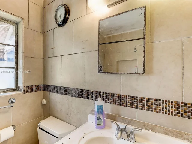 220 NW 145th St, Miami FL 33168