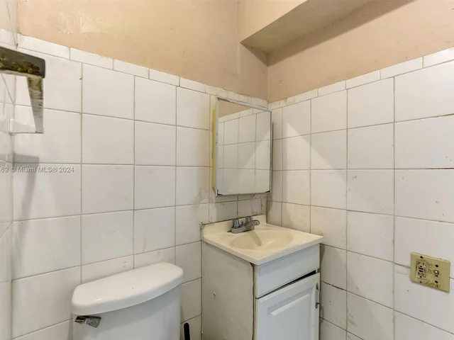 220 NW 145th St, Miami FL 33168