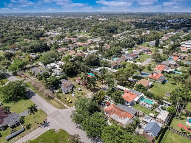 220 NW 145th St, Miami FL 33168