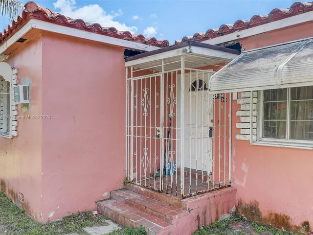 220 NW 145th St, Miami FL 33168