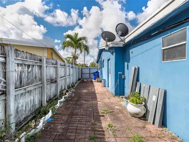 6501 Roosevelt St, Hollywood FL 33024