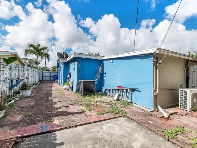 6501 Roosevelt St, Hollywood FL 33024