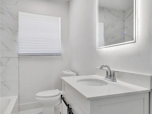 1041 NE 169th St, Miami FL 33162