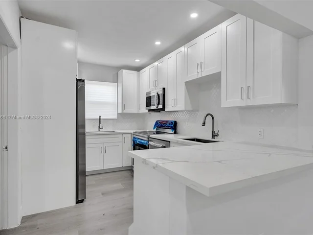 1041 NE 169th St, Miami FL 33162