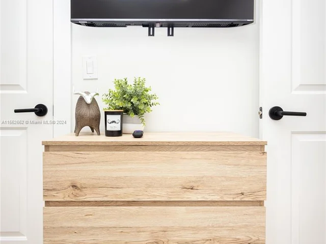 101 NW 47th St, Miami FL 33127