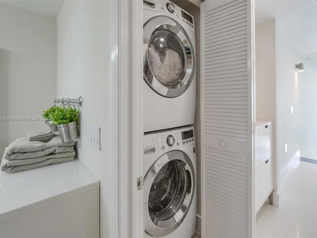 41 SE 5th St # 2315, Miami FL 33131