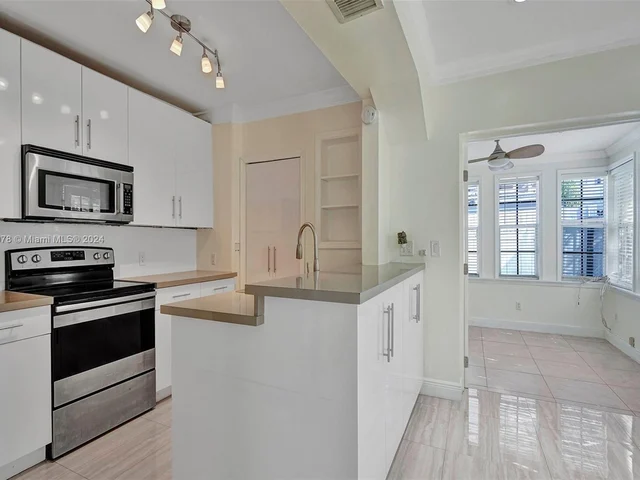 633 85th St, Miami Beach FL 33141