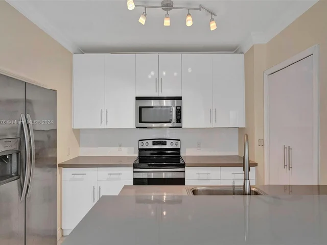 633 85th St, Miami Beach FL 33141